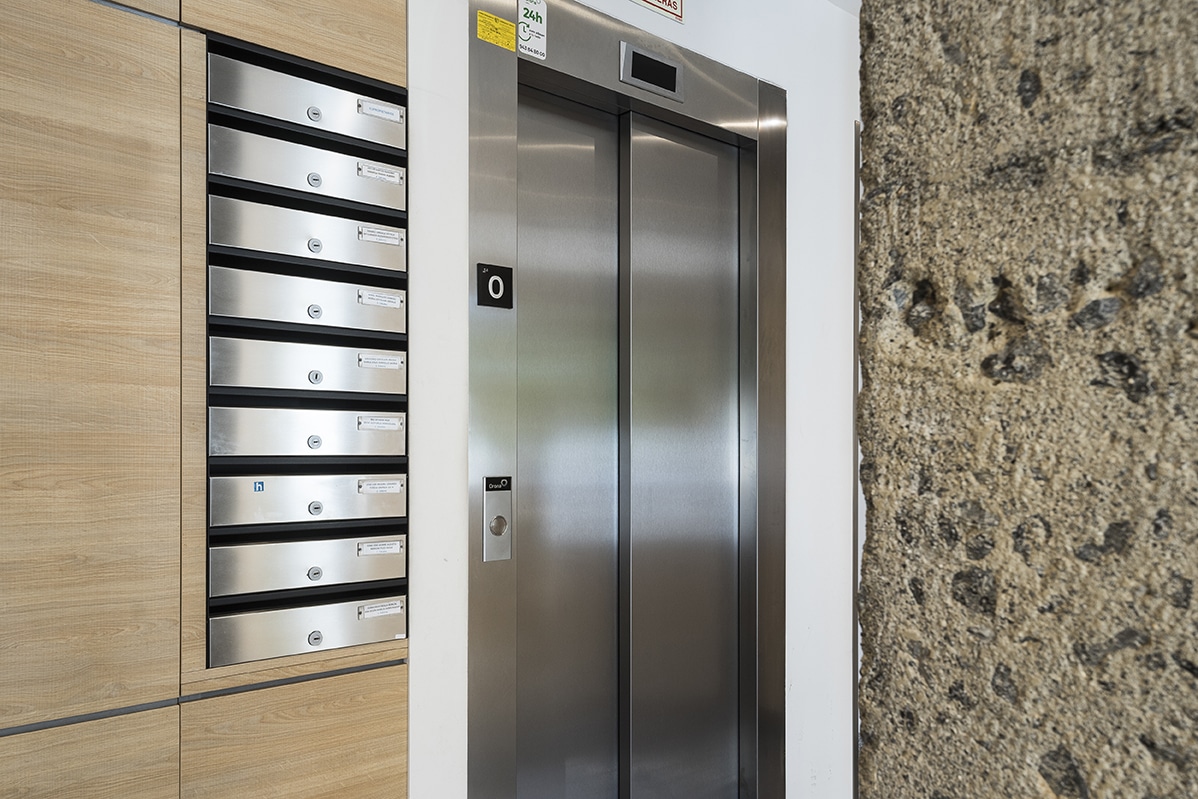Estropalari 6, Orio, ascensor y portal