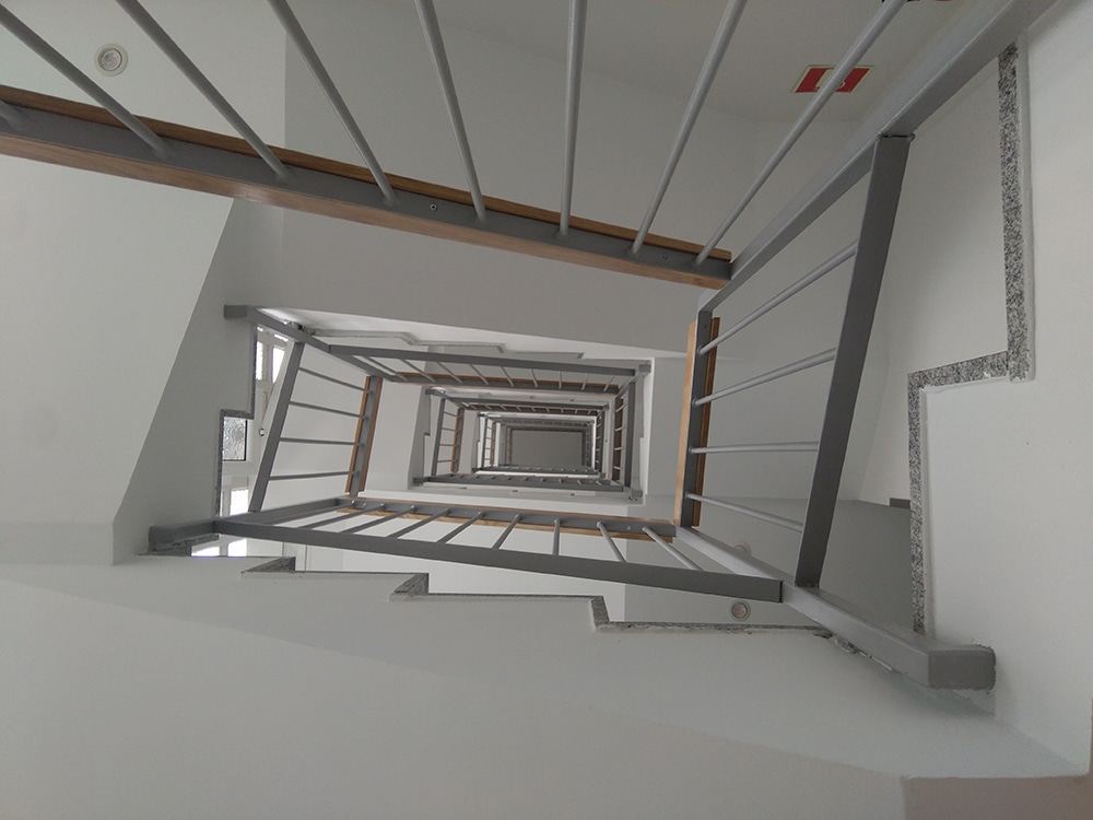 Estropalari 6, Orio, ascensor y portal