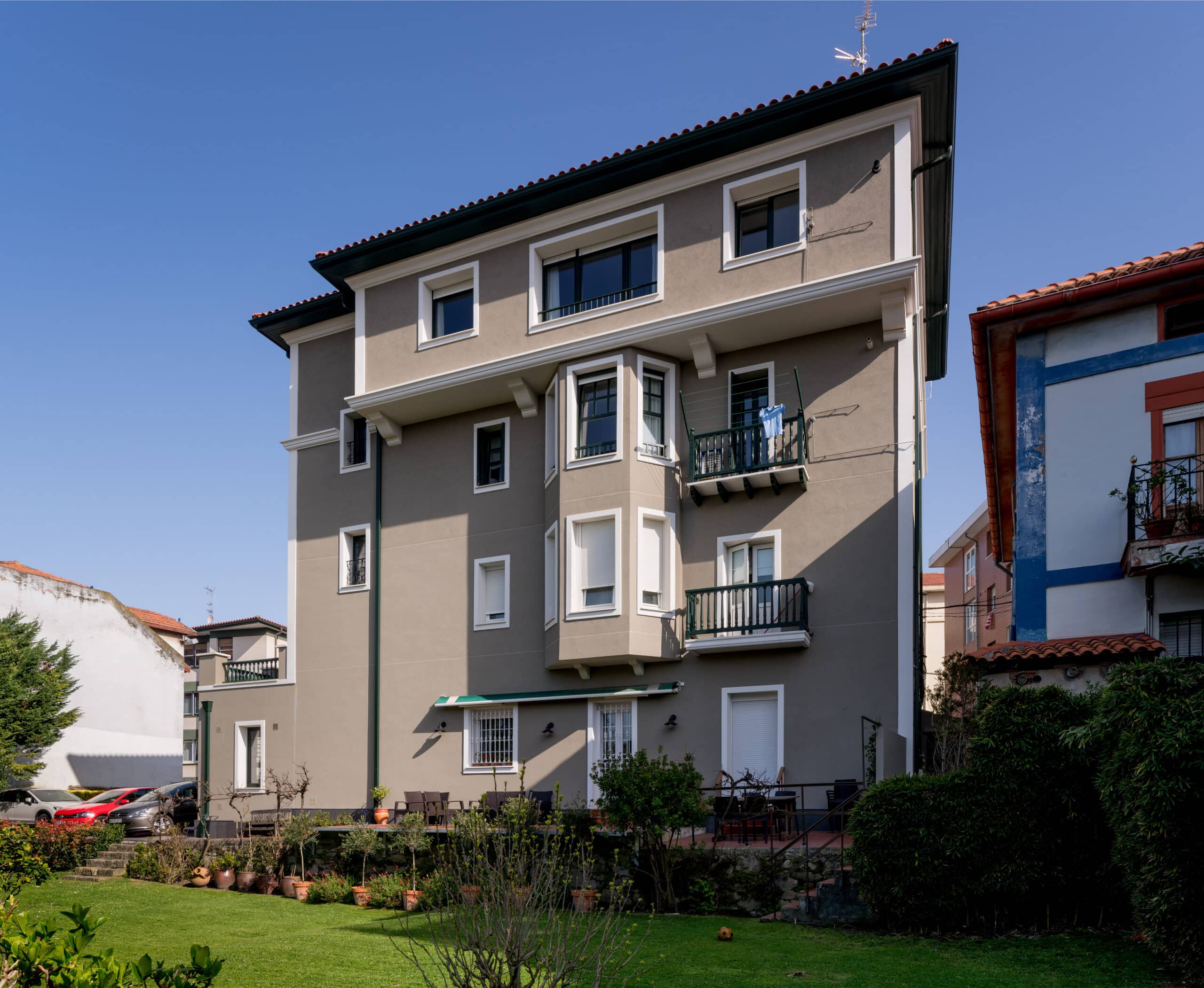 fachada jardín