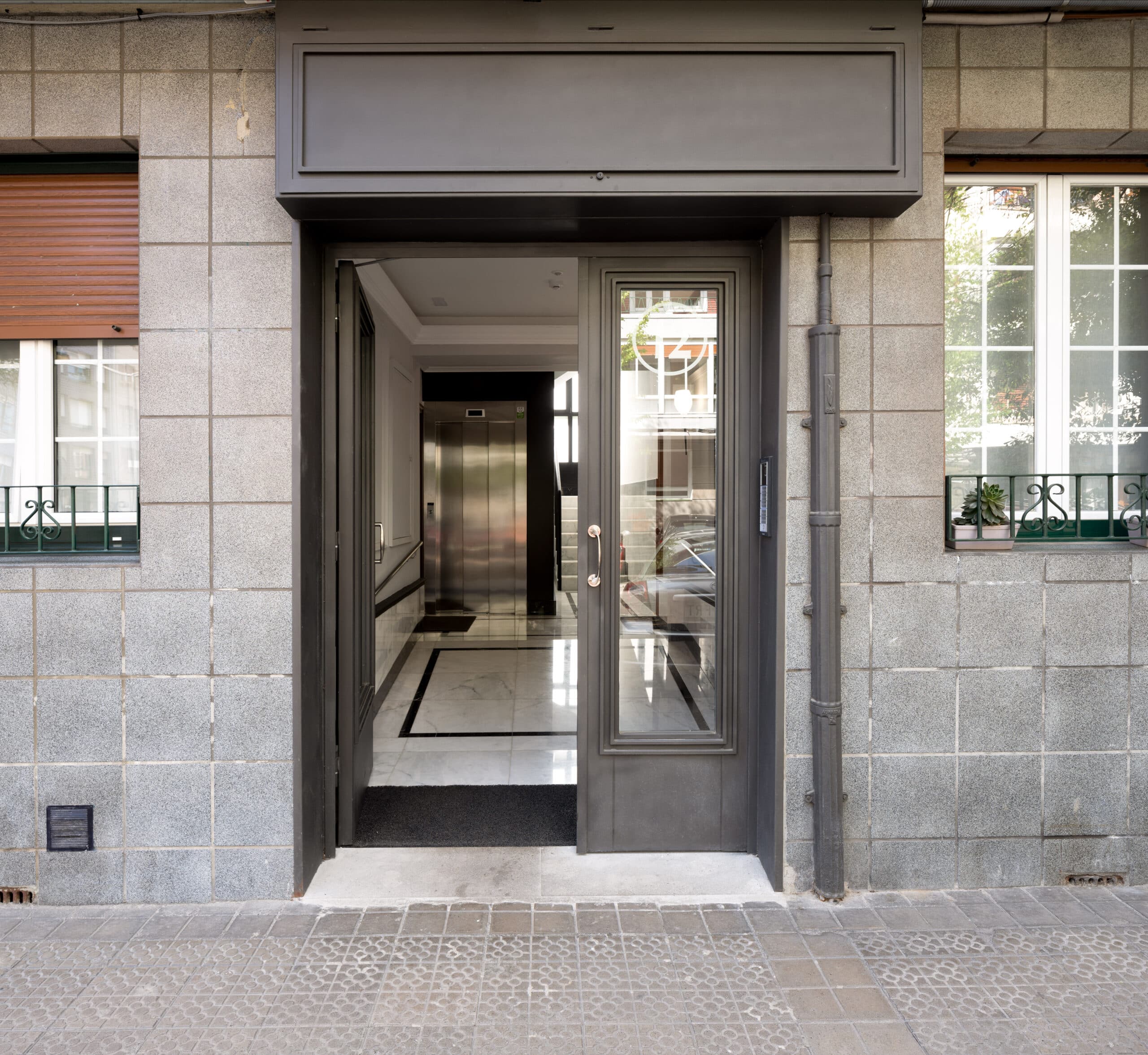 santa ana 12 portal , escaleras, ascensor y vivienda