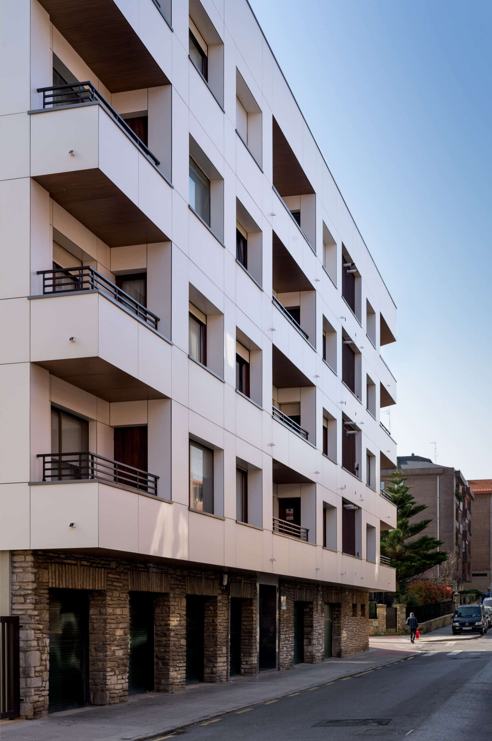 talaieta 18 rehabilitacion cubierta y fachada mediante fachada ventilada trespa
