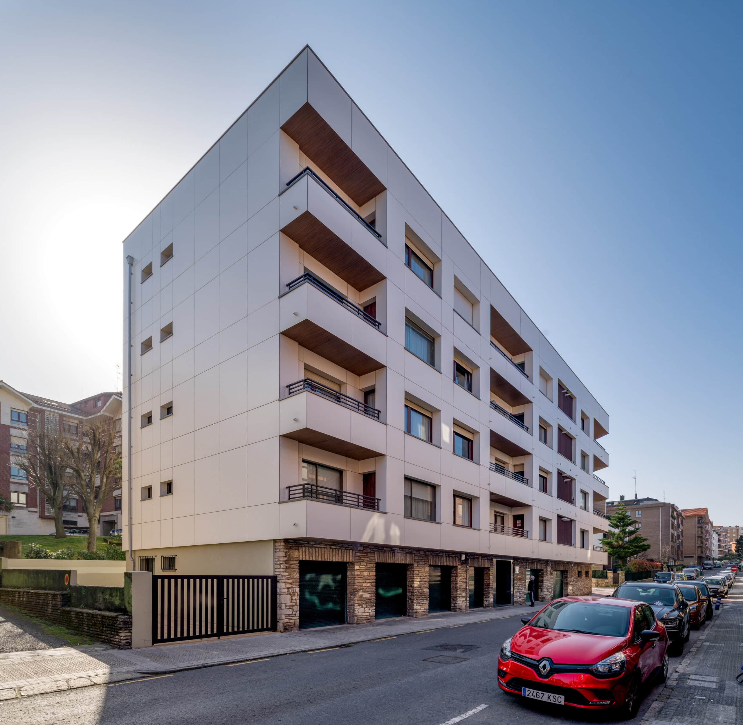 talaieta 18 rehabilitacion cubierta y fachada mediante fachada ventilada trespa