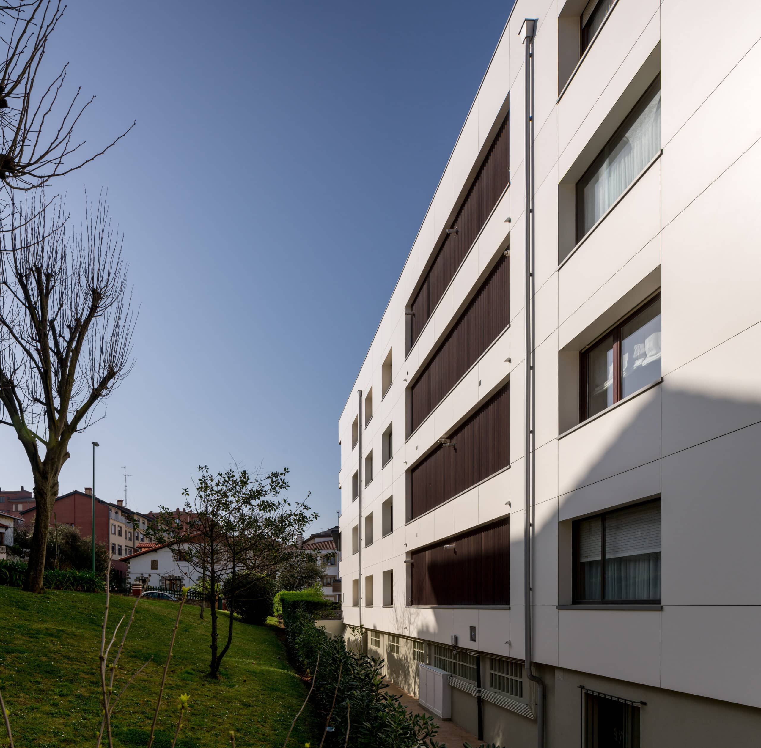 talaieta 18 rehabilitacion cubierta y fachada mediante fachada ventilada trespa