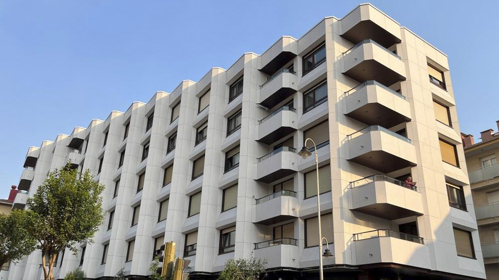 Formatu handiko fatxada aireztatua Ipar eta Bixkonde kaleetan, Zarautz